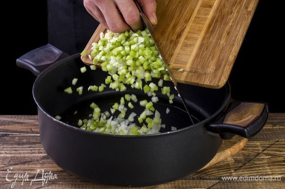 Обжарьте овощи на сковороде до мягкости.