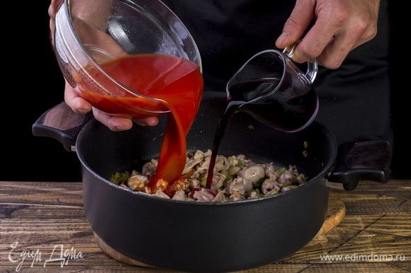 Влейте вино и томатную пасту. Тушите под закрытой крышкой 10 минут. Затем снимите крышку и тушите, пока вино не выпарится. Добавьте в мясо 1 стакан воды, прованские травы и тушите до готовности кролика.