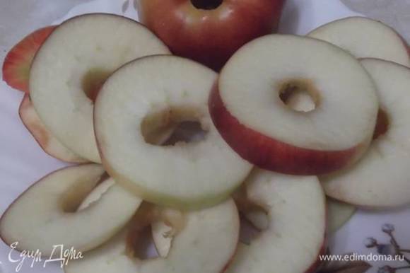 Из яблок удалить сердцевину. Яблоки (3 шт.) для половины теста. Нарезать на кружочки толщиной 0,5 см.