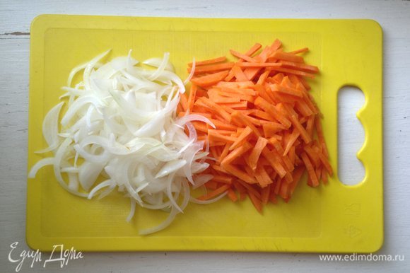 Лук и морковь почистить, вымыть, обсушить бумажным полотенцем, нарезать соломкой.