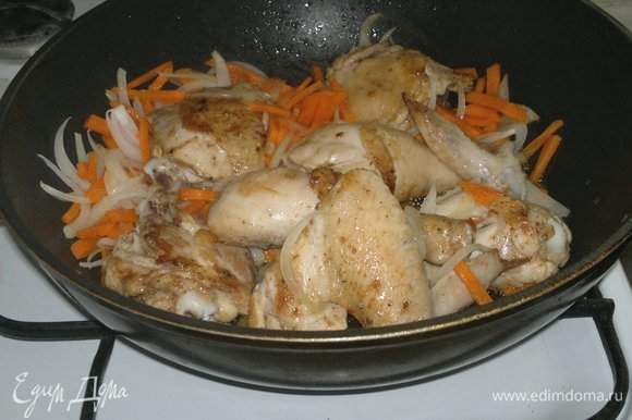 Выложить лук и морковь в сковороду к курице, обжарить, помешивая, 5 мин.