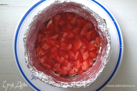 Следующий слой — помидоры и заправка.