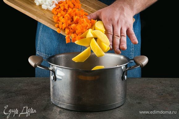 Закиньте в кипящую воду нарезанные овощи. После повторного закипания посолите и поперчите.