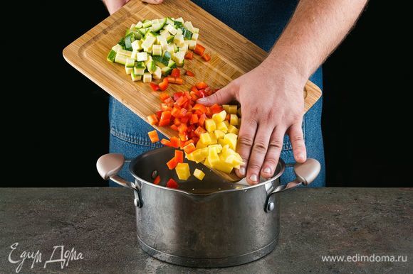 Добавьте картофель и овощи в кипящую воду, посолите, поперчите.