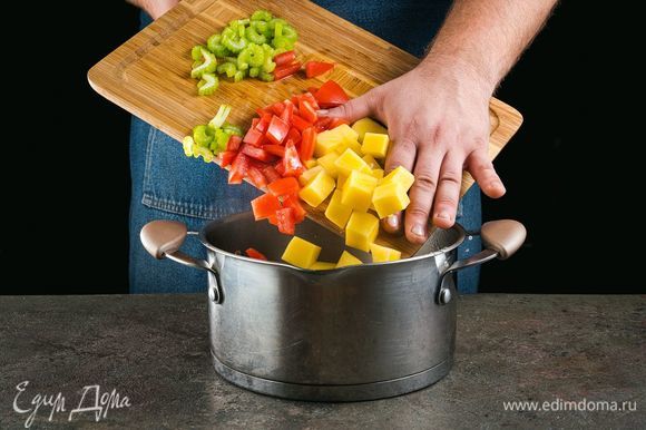 Добавьте овощи в кастрюлю с кипящей водой. После повторного закипания посолите, поперчите.