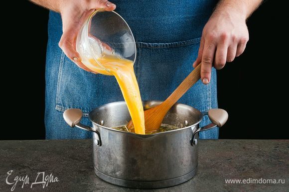 В маленькой миске взбейте вилкой сырое яйцо. Влейте яйцо в суп, постоянно помешивая.