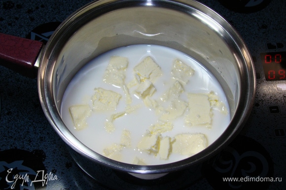 Пока бисквиты остывают, приготовим профитроли. Для этого смешать в сотейнике молоко, воду, соль, сахар и сливочное масло (комнатной температуры) и довести до кипения.