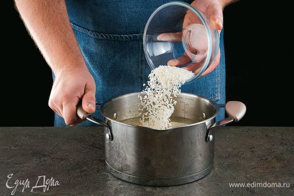 Рис промойте и добавьте в бульон.