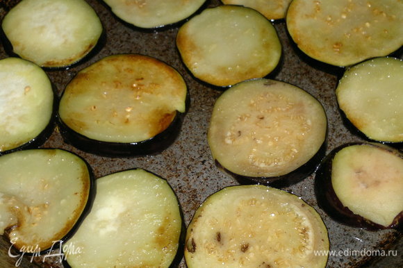 В сковороде разогреть растительное масло. Обжарить баклажаны с двух сторон до золотистого цвета.