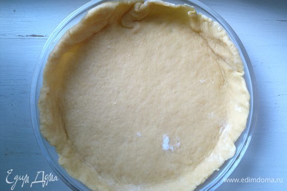 Выложить тесто в форму, смазанную маргарином, формируя бортики.