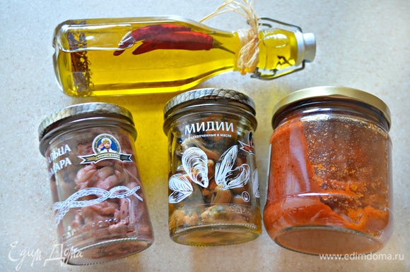 Приготовьте томатный соус (у меня собственного приготовления, с базиликом) и морепродукты. Слейте жидкость из баночки с мидиями и щупальцами кальмара.