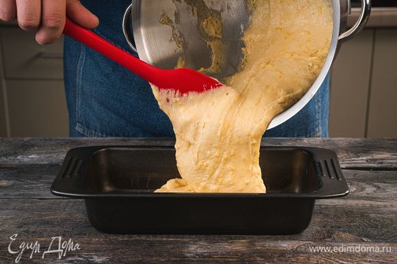 Форму для выпечки смажьте сливочным маслом. Перелейте в нее тесто не до краев. Выпекайте кекс в духовке 40–50 минут. Проверяйте готовность кекса зубочисткой.
