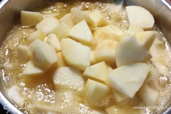 Очистить и добавить в суп яблоки, варить на медленном огне до готовности картофеля и сельдерея.
