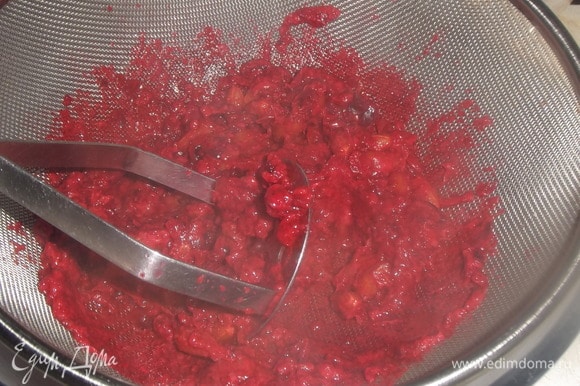 Перетереть ягоды толкушкой через сито. Нам нужен сок. Готовьте желе из расчета: на каждые 200 мл сока — 150 г сахара.