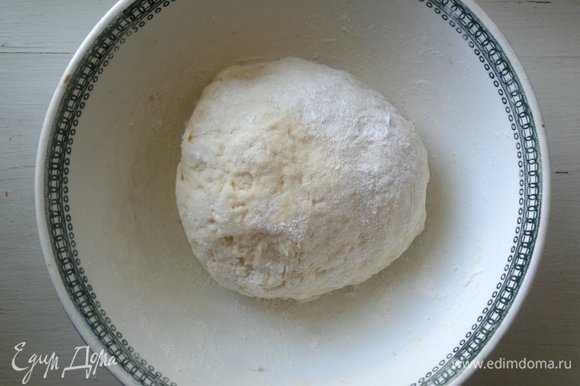 Замесить мягкое тесто. Собрать тесто в шар, накрыть пищевой пленкой и оставить отдохнуть на 15–20 минут.