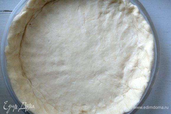 Выложить тесто в форму, формируя бортики.