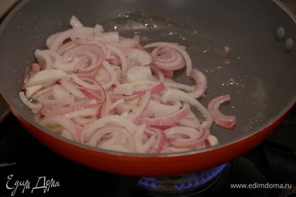 Разогреть в маленькой сковороде 1‒2 ст. ложки оливкового масла и обжарить лук и чеснок.