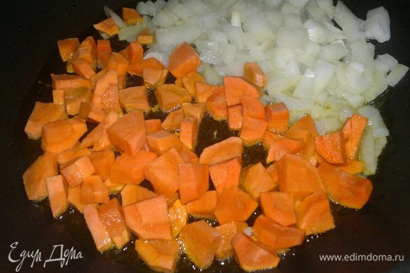 Налить в сковороду еще немного масла и обжарить лук с морковью до румяности. Выложить в сито, затем — в миску к рыбе.