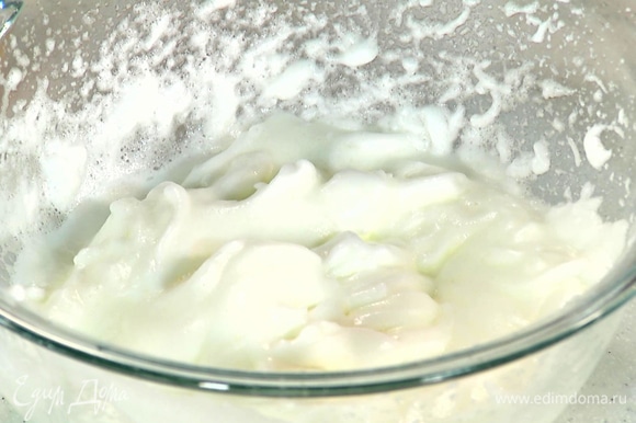 Взбить белки со щепоткой соли в течение пары минут. Затем добавить 1 ст. л. сахарной пудры и продолжить взбивать до крепких пиков.