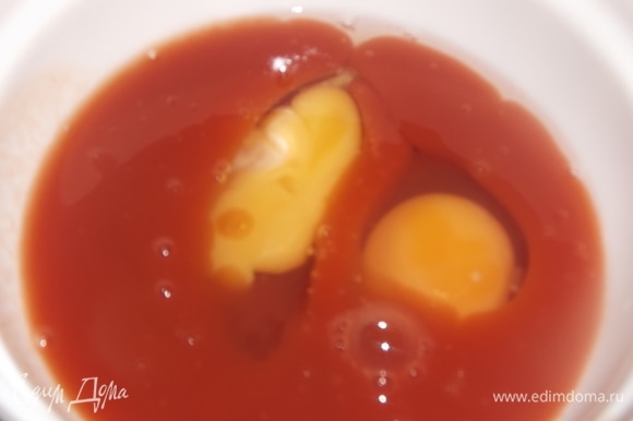 Яйца залить томатным соком. Посолить. Взболтать вилкой.