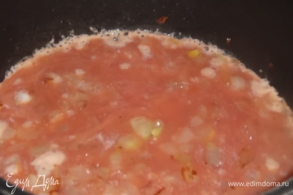 Залить томатно-яичной смесью.