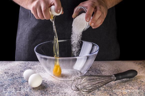 Яйца взбейте с сахаром до однородной массы.