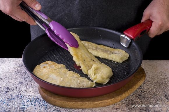 Обжарьте на раскаленной сковороде с растительным маслом с двух сторон до румяной корочки.