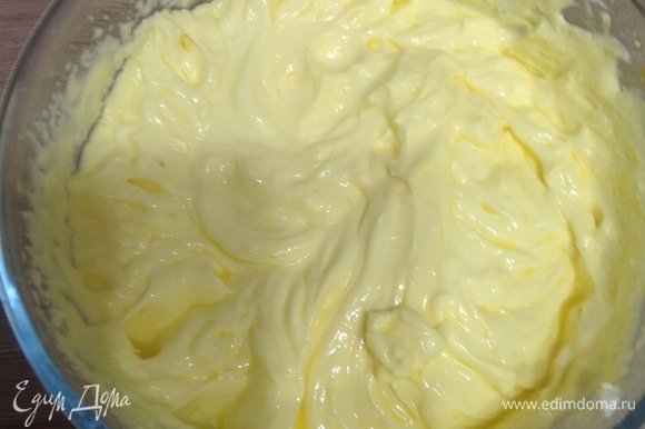 Теперь готовим творожный крем. Смешаем миксером до однородной массы творожный сыр, сахарную пудру, ванилин, крахмал и яйца. Кладём полученный крем в кондитерский мешок.