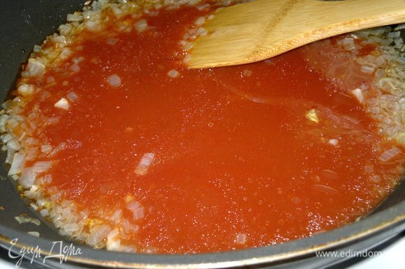 Томатную пасту развести водой. Вылить получившийся томатный сок в сковороду.