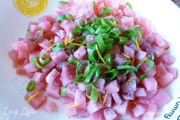 Соединить нарезанный тунец, зеленый лук, сок и цедру апельсина. Посолить и поперчить, полить оливковым маслом.