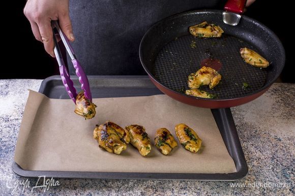Обжарьте куриные крылышки на сковороде с растительным маслом. При необходимости доведите крылышки в духовке до готовности.