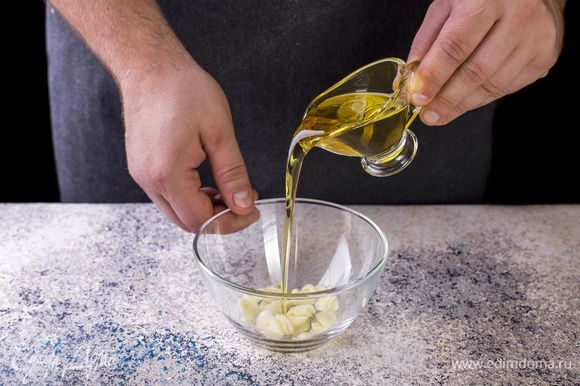 В чашке смешайте оливковое масло и рубленый чеснок. Оставьте настаиваться на 30 минут.