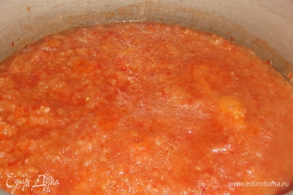 Влить томаты. Добавить соль и сахар.