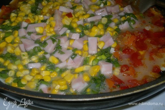 Вылить омлетную массу с добавками в сковороду к овощам.