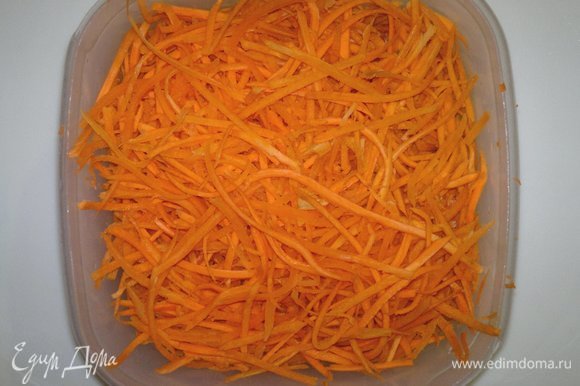 Морковь почистить, натереть тонкой соломкой.