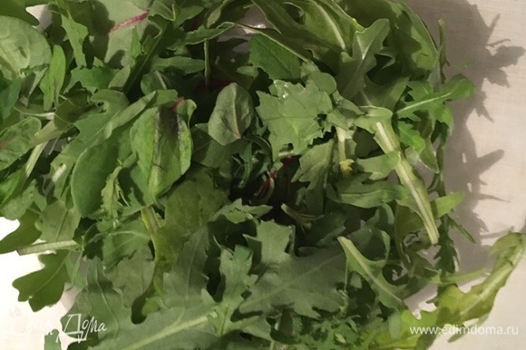 В салатник добавляем салатную смесь из любимых сортов салата и зелени.