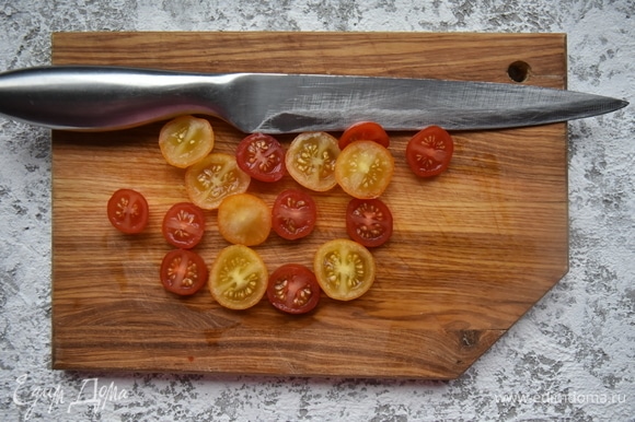 Нарезать помидоры черри. Форма нарезки по желанию.