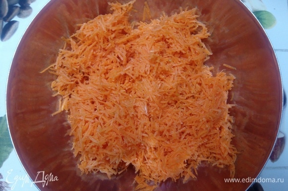 Духовку ставим разогреваться на 180°C. В это время натираем морковь на терке тонкой соломкой. И рубим орехи до размера 3–5 мм.