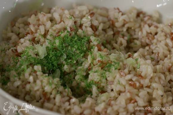 Готовый рис выложить в глубокое блюдо, добавить цедру и сок лайма, полить оставшимся оливковым маслом.