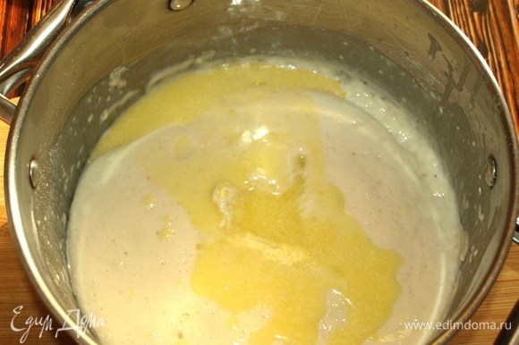 Соединяемым масляно-яичную смесь с опарой.