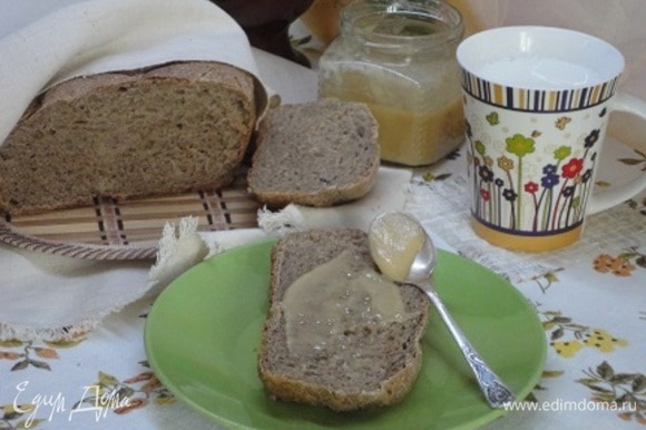Готовый хлеб охладить на решетке, накрыв полотенцем. Хлеб хорош не только к супу, но и на завтрак: с медом, маслом и т. п., с чаем или молоком.