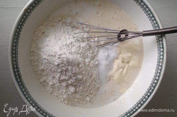 Порциями добавить просеянную муку и соду, замесить тесто.