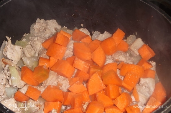 Всыпать нарезанную морковь. Залить стаканом воды. Тушить под крышкой 10 минут.
