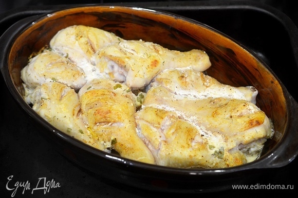 Поставьте в разогретую до 200°C духовку на 50 минут. Смазывайте кефирным соусом курицу во время запекания еще 2–3 раза.