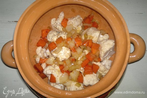 На капусту выложить половину обжаренных лука и моркови (вместе с маслом).