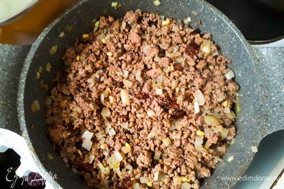 Приготовьте «Пино» — основу многих чилийских блюд. Замочите изюм на 15 минут. Нарежьте и слегка обжарьте лук, затем добавьте давленый чеснок. Когда лук станет прозрачным, добавьте фарш и специи. Хорошенько перемешайте, чтобы обжарить весь фарш без комков. Добавьте кедровые орешки и изюм, посолите по вкусу.