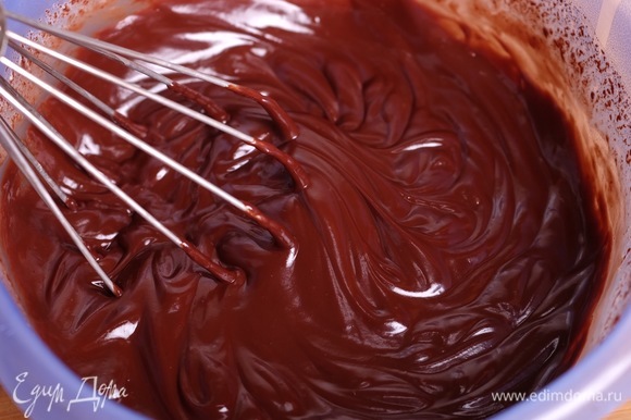 Шоколад поломать на мелкие кусочки, сложить в миску и немного прогреть в микроволновой печи или на водяной бане. Сливки довести до кипения и залить ими шоколад. Тщательно перемешать шоколадную массу до получения однородной глянцевой эмульсии. Получился шоколадный ганаш.