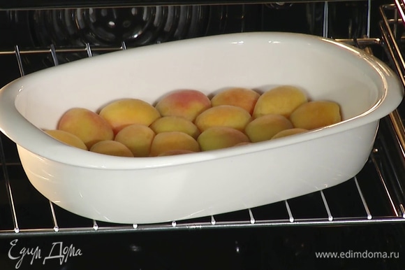 Форму с абрикосами поставить на 5 минут в духовку, разогретую до 190°С.