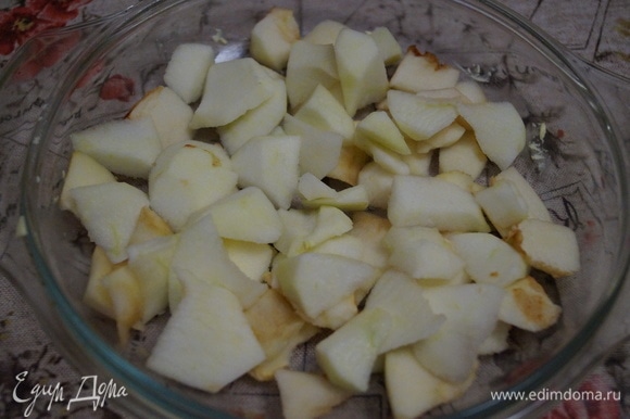 Яблоки очистите от кожуры, разложите на дно формы ровным слоем. Форму можно не смазывать маслом.
