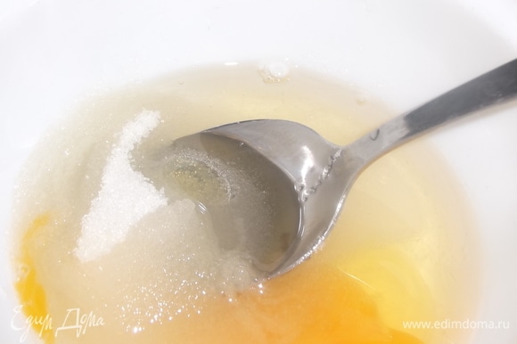 Яйцо смешать с сахаром и растительным маслом.